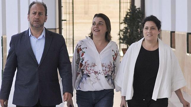 La Consejera de Fomento y Vivienda de la Junta de Andaluc�a, Elena Cort�s (c), acompa�ada por el viceconsejero, Jos� Antonio Garc�a Cebri�n (i), y la secretaria general de Vivienda, Amanda Meyer