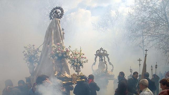 Virgen del Rosario entre una nube de petardos, en Cllar Vega