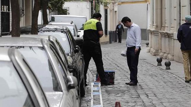 Operarios en la zona azul de la calle Monsalves