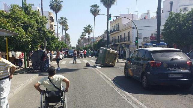 «Guerra» entre policías y vendedores ambulantes en un mercadillo en Su Eminencia
