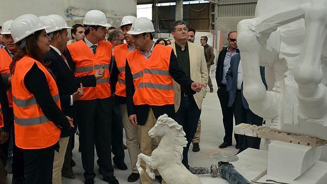 Soria y Moreno durante la visita al taller de Arriaga Stone 