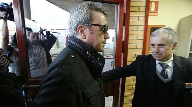 Un funcionario de la prisin de Zuera facilita la entrada a Ortega Cano a la crcel