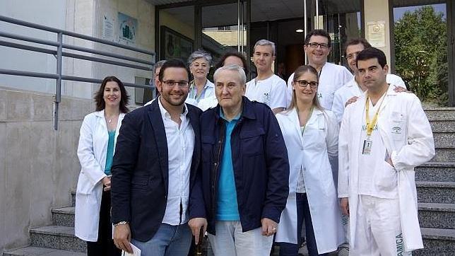 Juan Manuel Fern�ndez con su hijo, el periodista Juanma Fern�ndez, y el equipo m�dico que lo ha intervenido