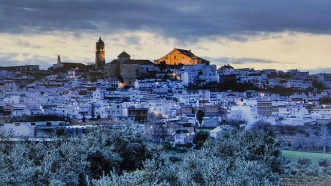 Vista de Montilla al anochecer con el Castillo iluminado