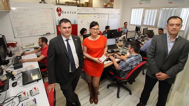 Ram�n Gonz�lez Carvajal, Mar�a Gil y Antonio Jes�s Torralba en el centro de trabajo de Adevice