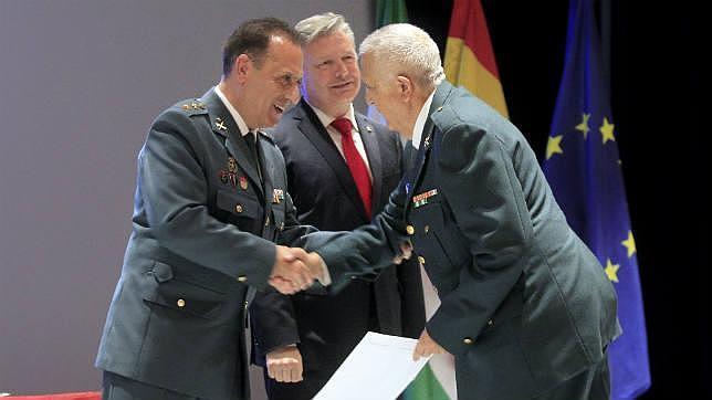 El teniente coronel Fuentes entrega una distinci�n en el acto homenaje