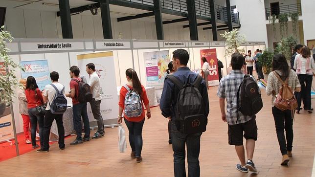 El patio de la Facultad de Econ�micas, lleno de participantes de la Feria del Emprendimiento