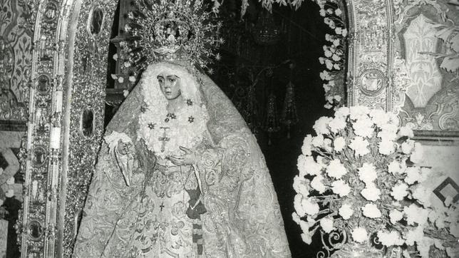 La Macarena estrenando el manto de tis� de Rodr�guez Ojeda en 1930