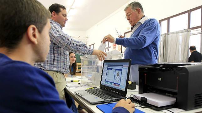Una de las mesas con dispositivo electr�nico en el CP Caballeros de Santiago
