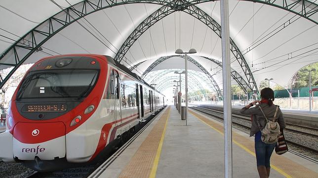 Una usuaria en la estaci�n de cercan�as de la Cartuja 