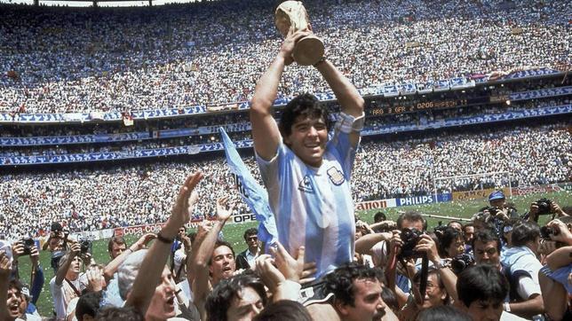 Argentina triunfa de la mano de  Maradona