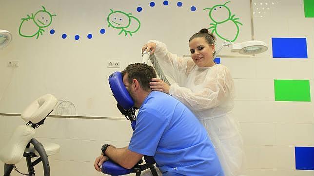 Los responsables de Piojitos Fuera simulan el trabajo de extracci�n 