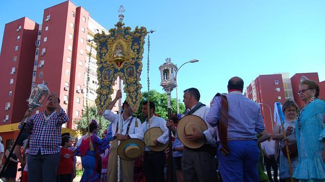 Simpecado de la Hermandad de Montequinto por las calles del barrio 