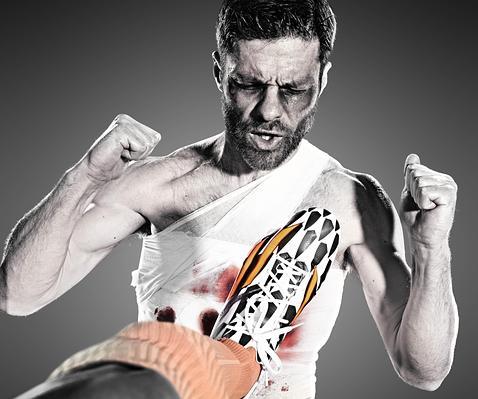 Xabi Alonso recrea la patada que le dio De Jong en Sudáfrica Xabi Alonso recrea la patada que le dio De Jong en Sudáfrica