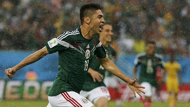 México se sobrepone a los errores del árbitro y Peralta acaba con Camerún México se sobrepone a los errores del árbitro y Peralta acaba con Camerún
