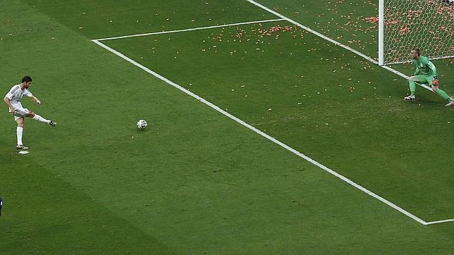 Xabi Alonso marca de penalti el primer gol de España en el Mundial Xabi Alonso marca de penalti el primer gol de España en el Mundial