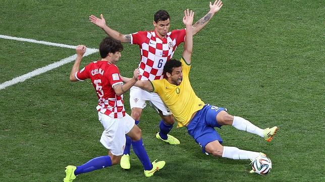 Joseph Blatter sostiene que sí hubo penalti sobre Fred en el Brasil-Croacia Joseph Blatter sostiene que sí hubo penalti sobre Fred en el Brasil-Croacia