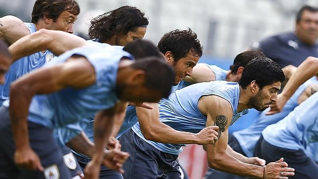 Uruguay, a por los puntos sin Suárez Uruguay, a por los puntos sin Suárez