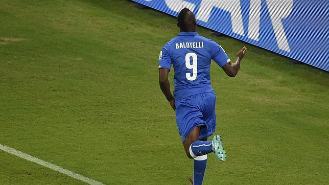 Balotelli desequilibra a Inglaterra Balotelli desequilibra a Inglaterra