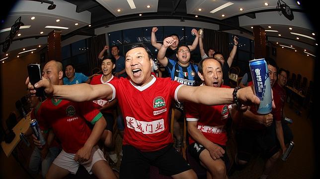 Ya hay tres chinos muertos por ver el Mundial sin dormir Ya hay tres chinos muertos por ver el Mundial sin dormir