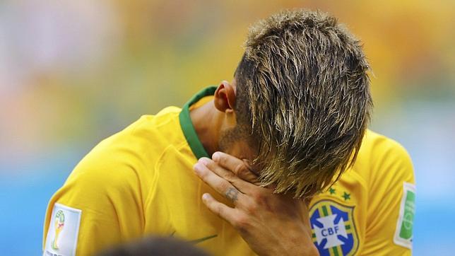 Neymar llora de emoción tras el himno brasileño Neymar llora de emoción tras el himno brasileño