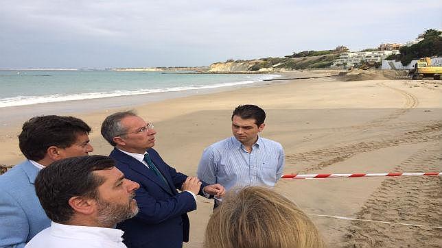 Alfonso Cand�n y Javier de Torre, en Fuentebrav�a. Al fondo el nuevo espig�n