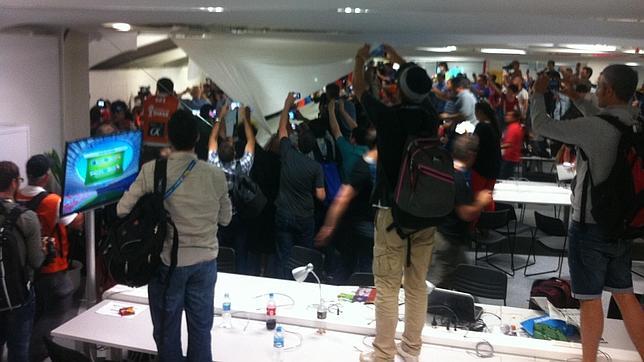 Hinchas chilenos asaltan la sala de prensa de Maracan�