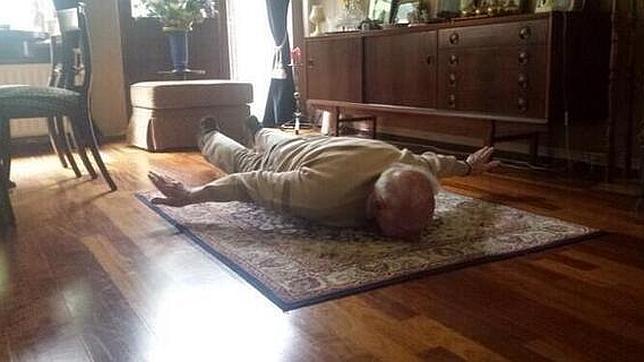 El abuelo de Van Persie arrasa en las redes imitando el gol de su nieto ante España El abuelo de Van Persie arrasa en las redes imitando el gol de su nieto ante España