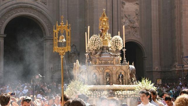 La Custodia del Santsimo Sacramento ha recorrido las calles de Granada durante casi tres horas