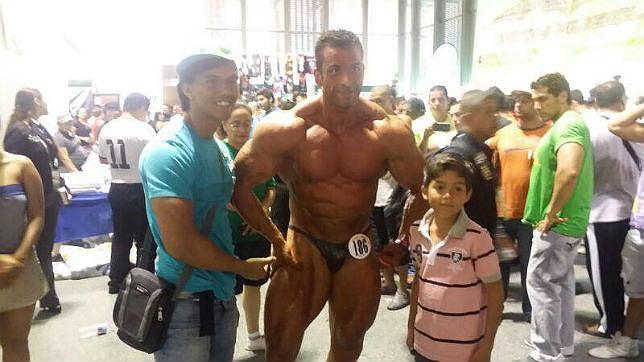 Miguel �ngel Cerezo se fotograf�a junto a unos fans