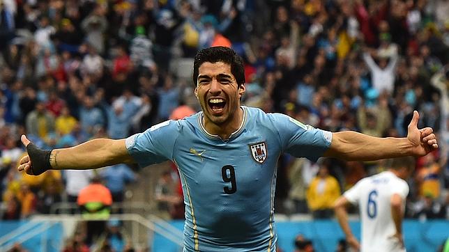 Su�rez hunde a Inglaterra y permite a Uruguay so�ar con los octavos