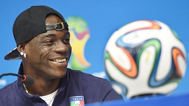 Balotelli quiere un beso de la reina de Inglaterra si ganan a Costa Rica