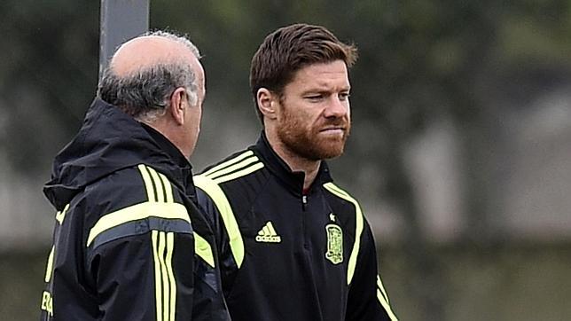 Charla entre Vicente del Bosque y Xabi Alonso en el entrenamiento Charla entre Vicente del Bosque y Xabi Alonso en el entrenamiento