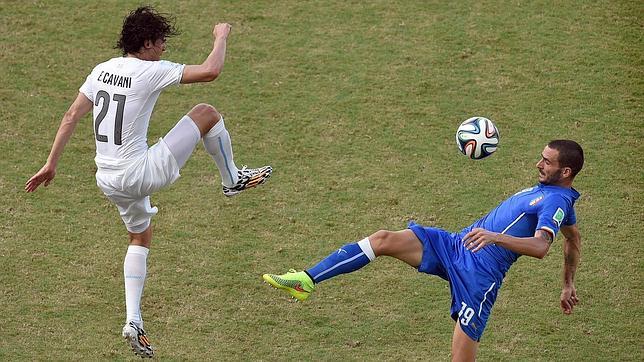 Godín se eleva por encima de Italia y clasifica a Uruguay para octavos Godín se eleva por encima de Italia y clasifica a Uruguay para octavos