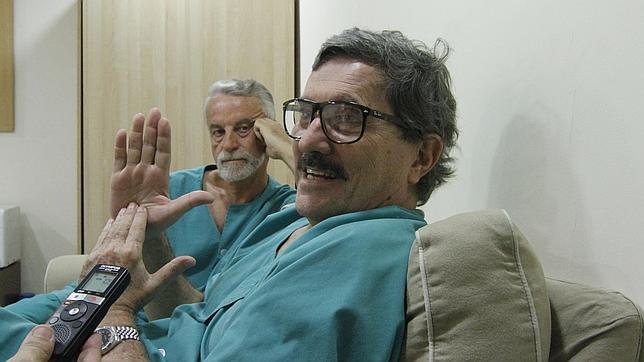 En primer t�rmino, el doctor De Oliveira. Al fondo, Francisco Trujillo Madro�al