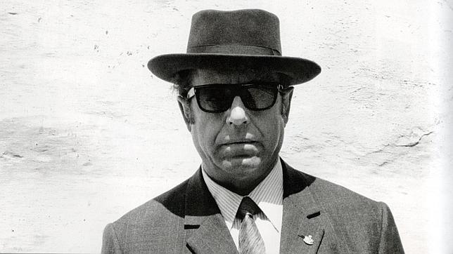 Antonio Mairena, en la famosa foto que le hizo Colita bajo el r�tulo de la calle Pureza