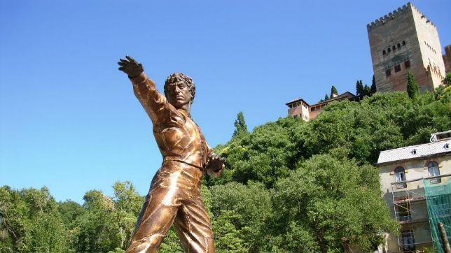 La escultura de Mario Maya ya luce frente a la Alhambra en el paseo de los Tristes