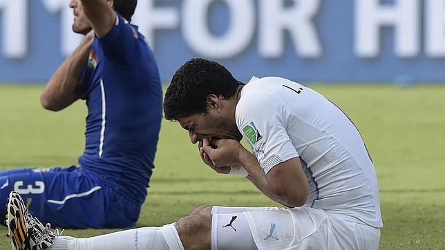 Nueve partidos y cuatro meses de sanción para Luis Suárez Nueve partidos y cuatro meses de sanción para Luis Suárez
