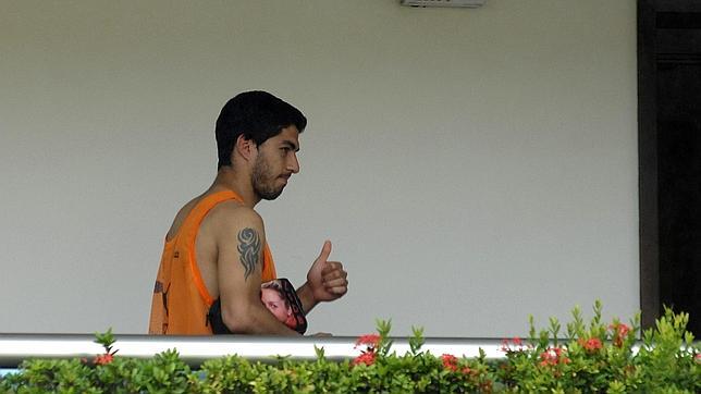 Maradona ironiza: «¿Por qué no mandan a Suárez a Guantánamo?» Maradona ironiza: «¿Por qué no mandan a Suárez a Guantánamo?»