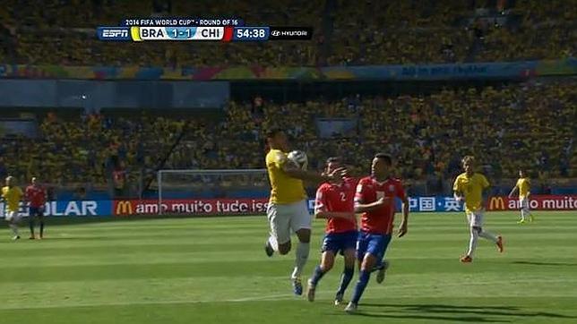 Las im�genes demuestran que Hulk se ayuda con el brazo en el gol anulado