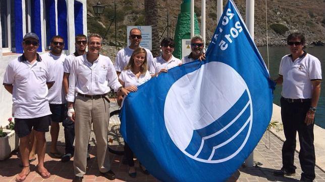 La bandera azul ondea un a�o m�s en el puerto de Marina del Este, en Almu��car. ABC