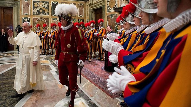 El Papa Francisco bromea con la Guardia Suiza: «Va a ser la guerra» El Papa Francisco bromea con la Guardia Suiza: «Va a ser la guerra»