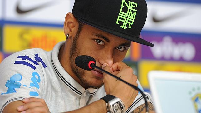 Neymar sale en defensa de su padre, investigado por una trama de reventa