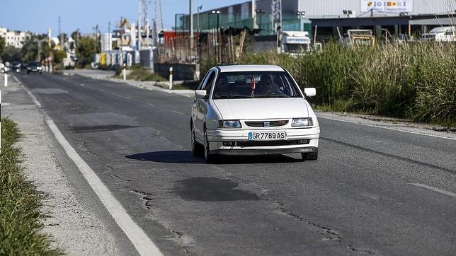 Un coche circulando por una carretera andaluza en mal estado