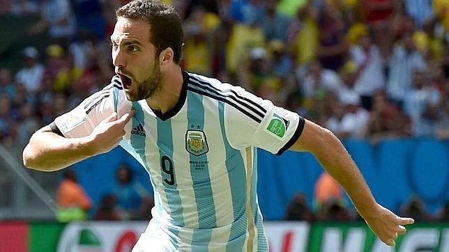 Higuaín tira el muro y hace soñar a Argentina Higuaín tira el muro y hace soñar a Argentina