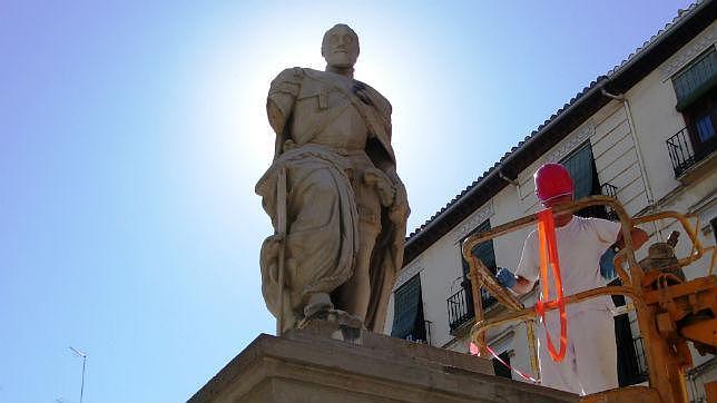 Estatua de Carlos V, sin brazo, en la plaza granadina de la Universidad. LJL