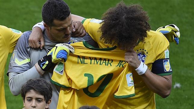 David Luiz ense�a la camiseta de Neymar en el himno brasile�o