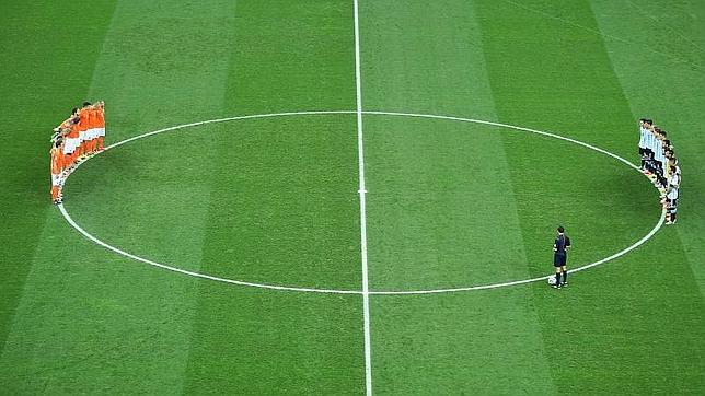 As� fue el minuto de silencio en honor a Di St�fano en el Holanda-Argentina