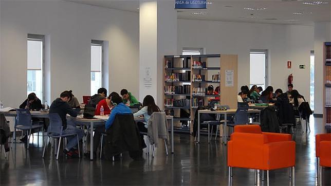 J�venes estudiando en la Biblioteca de Mairena del Aljarafe