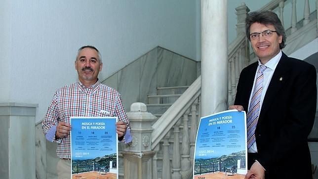 El alcalde de N�var y el diputado delegado de Cultura durante la presentaci�n del ciclo de poes�a y m�sica